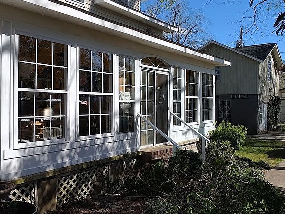 2nd image of 1412 Oakwood Ave NE
