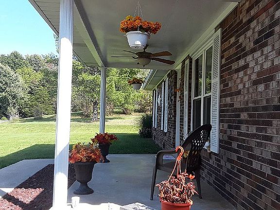 4th image of 504 Meadowview Dr