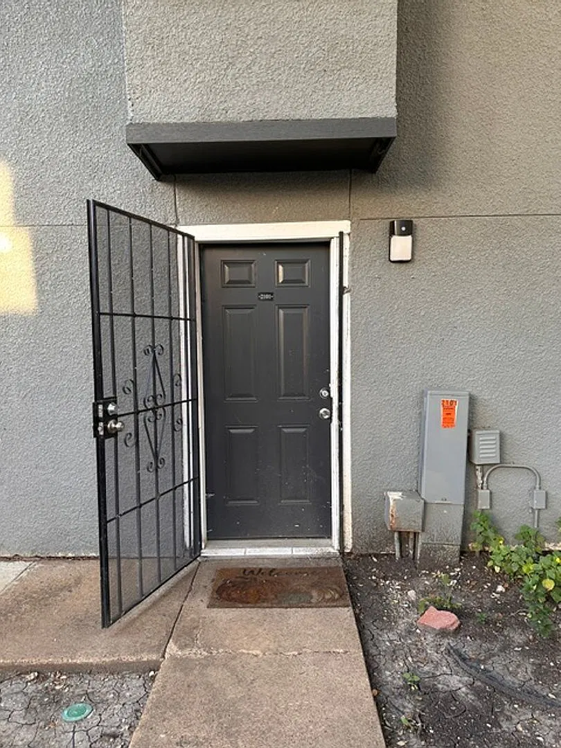 Charming 1 Bed 1.5 Bath Unit in Dallas! — Photo 1