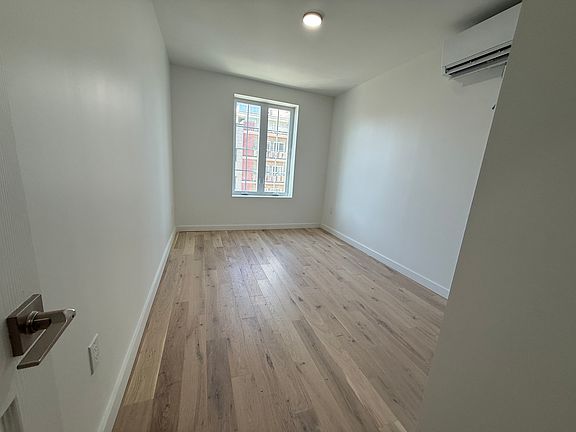 5th image of 442 Graham Ave #3