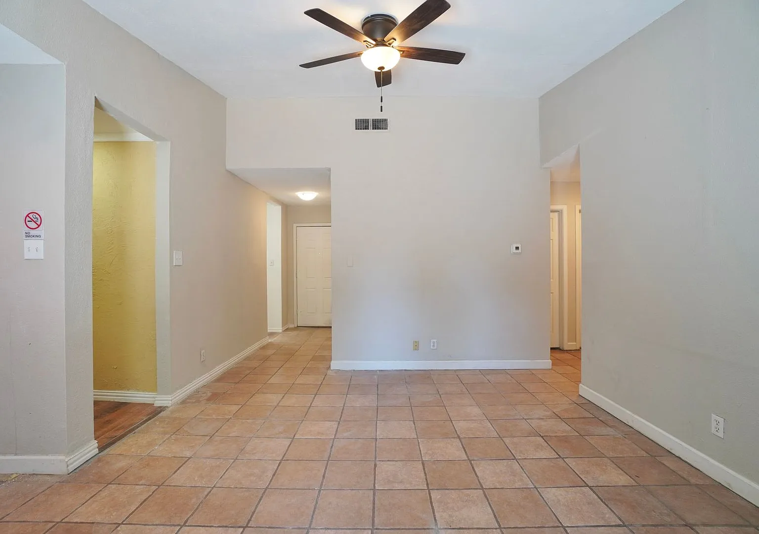3 BR / 1 BA Charming Austin Home with Expansive Yard & Built-Ins! — Photo 4