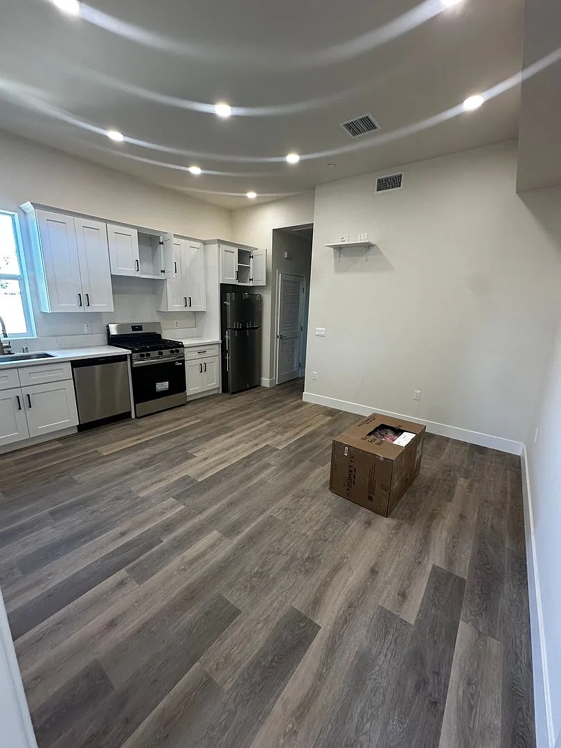 1015 W 21st Brand New Apartments — Photo 2