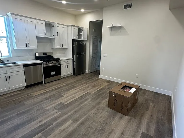 1015 W 21st St — Photo 2