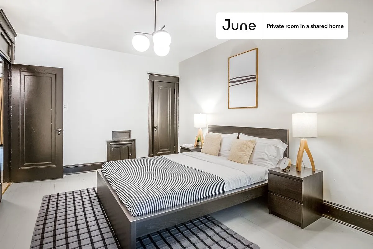 Queen bedroom in 5 bed/2 bath home in Woodley Park #226 D — Photo 1