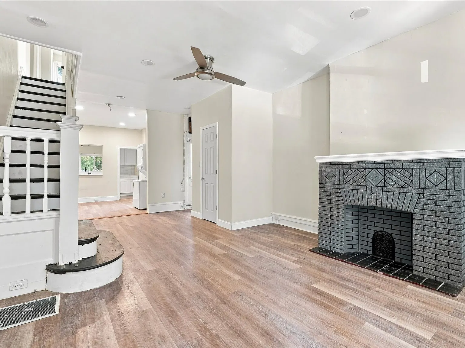 Gorgeous Home Available Now! — Photo 2