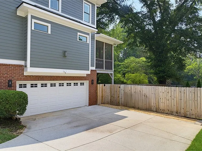 1452 Woodland Hills Dr NE — Photo 3