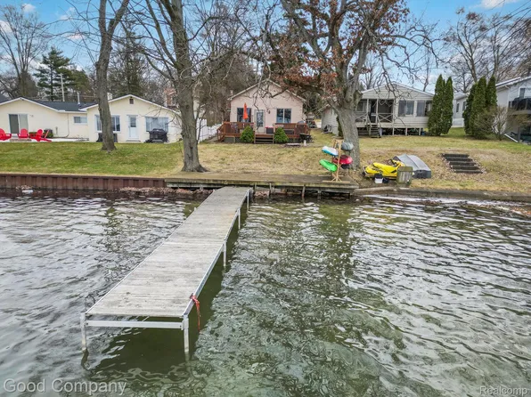 8994 Rushside Dr, Pinckney, MI 48169