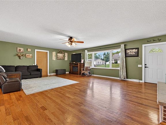 5th image of 207 Dewey Ave