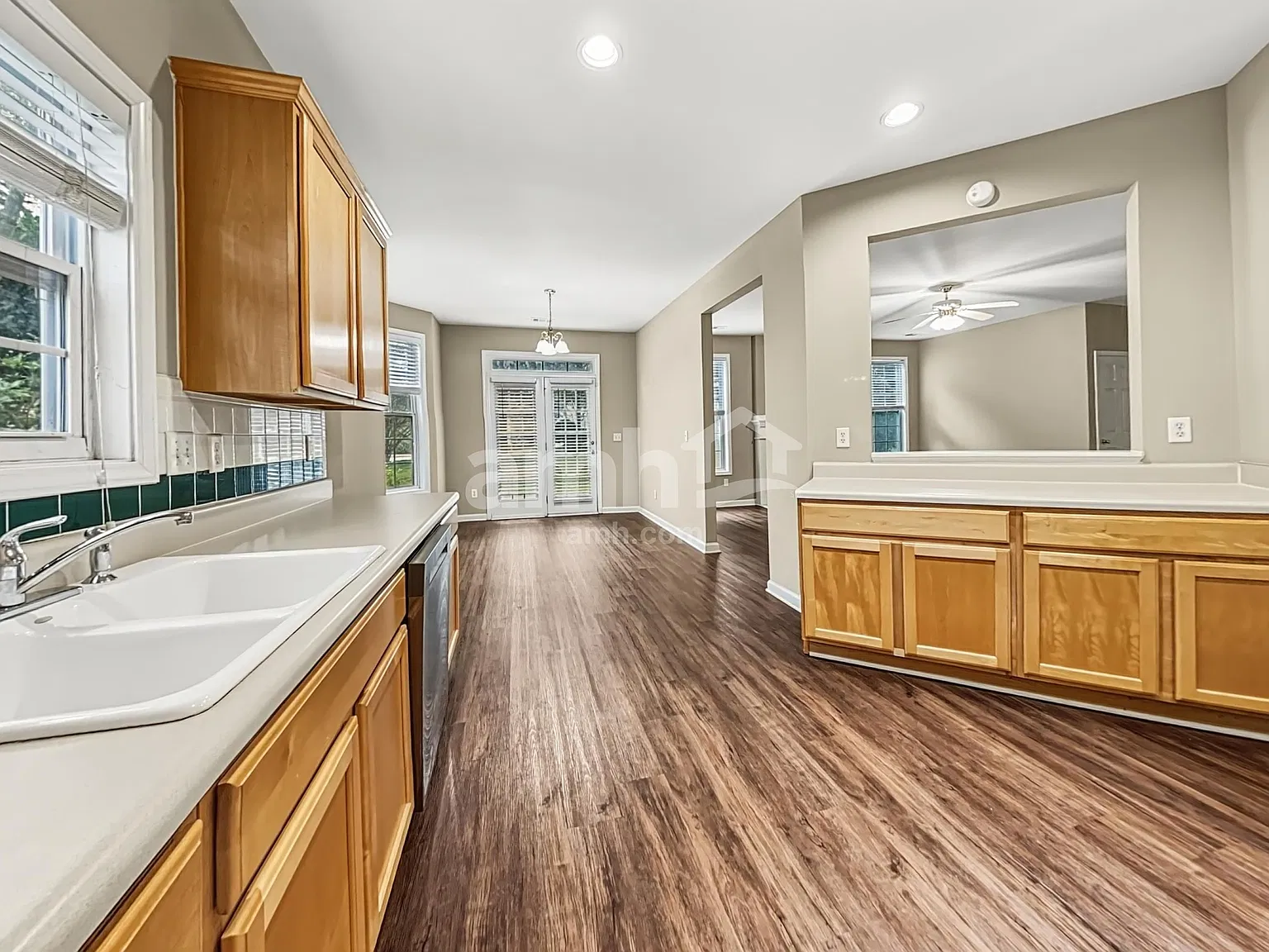 3 bed, 2.5 bath, 2662 sqft, $2,720 — Photo 4