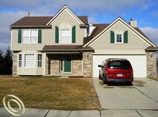 6982 Chesterfield Dr, Waterford, MI 48327