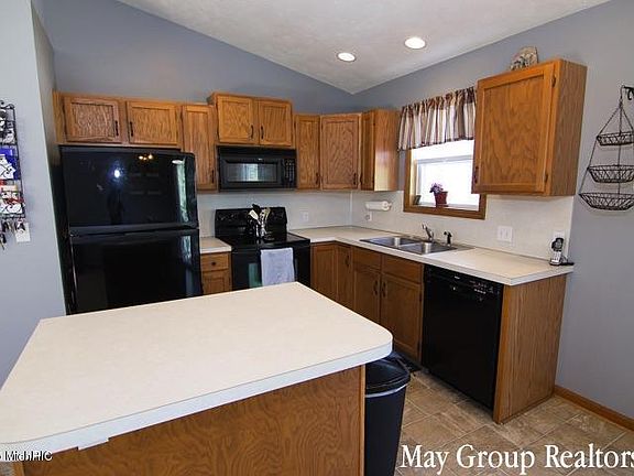 3rd image of 421 Macomb Ave NW