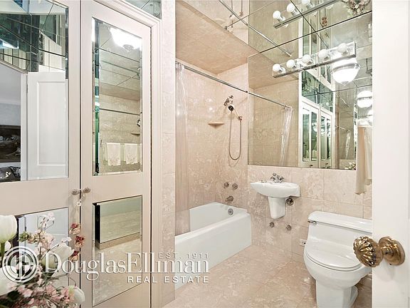 4th image of 360 E 72nd St APT A1600