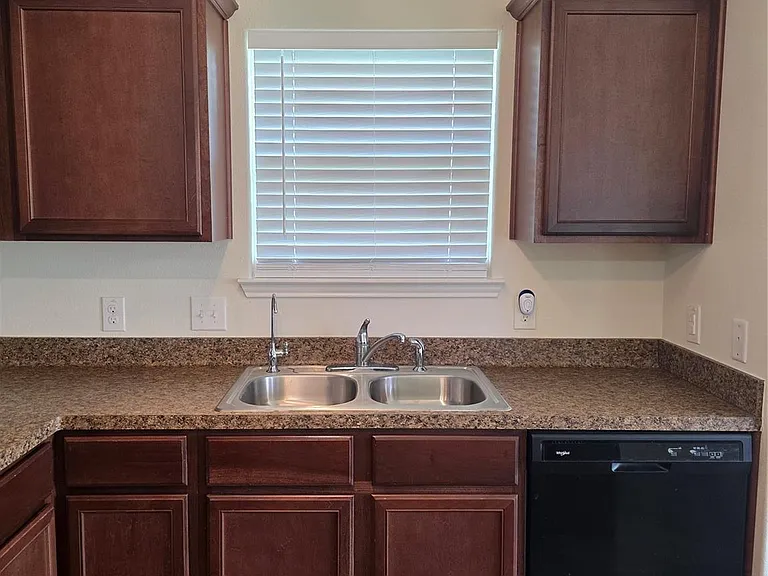 723 Crystal Lakes Dr — Photo 15