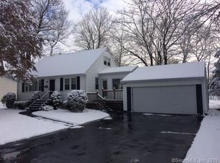 25 Meadow Rd, Trumbull, CT 06611