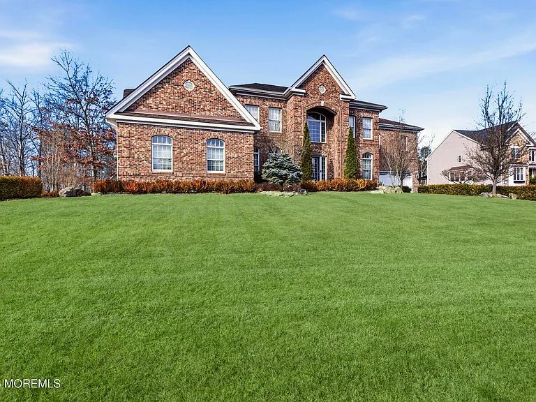 24 Parkside Dr — Photo 2