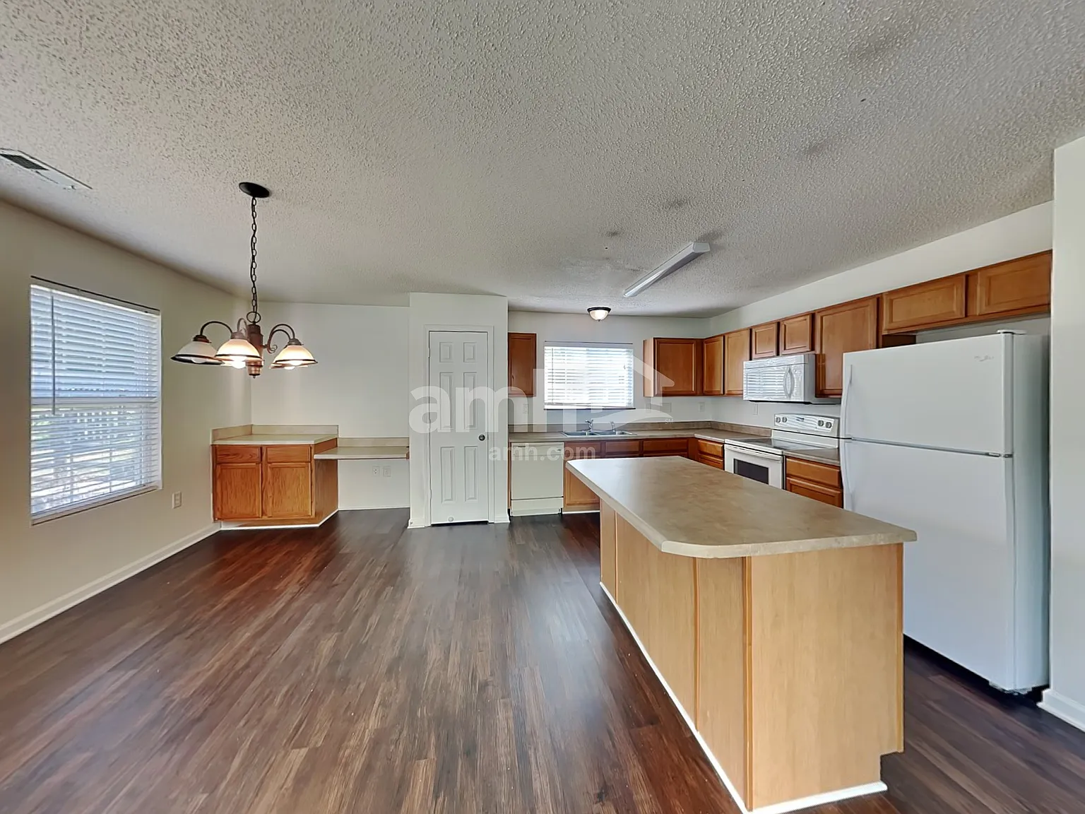 4 bed, 2.5 bath, 2044 sqft, $2,260 — Photo 4