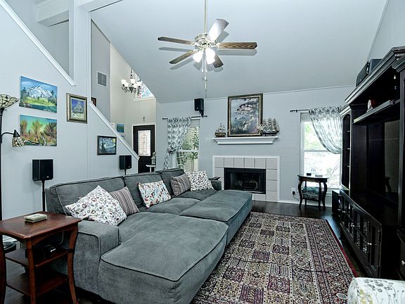 4th image of 831 Amberstone Dr