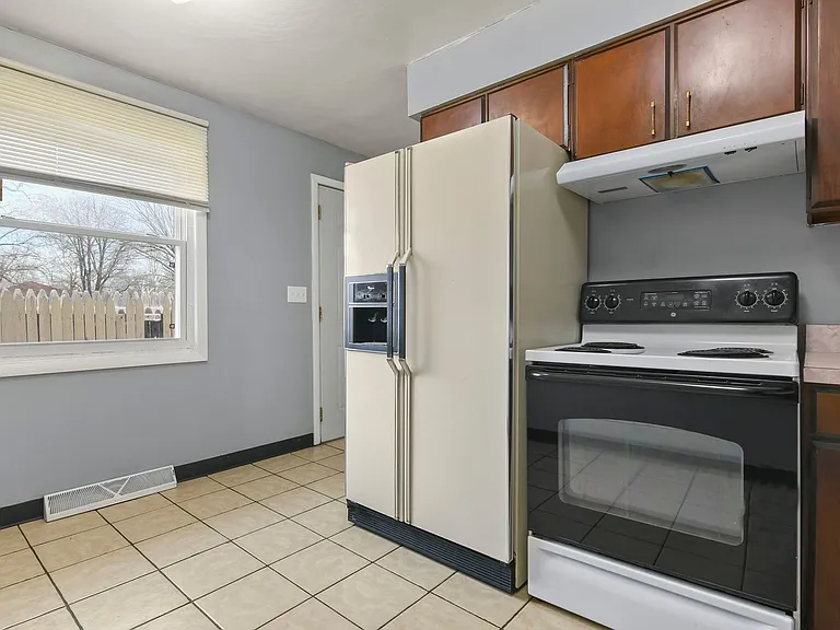 2271-2277 E Laurel St — Photo 29