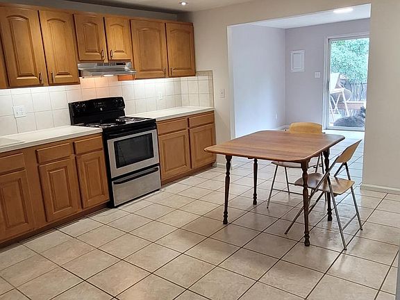 Tiled eat-in kitchen
