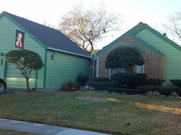 16610 Saturn Ln, Houston, TX 77062