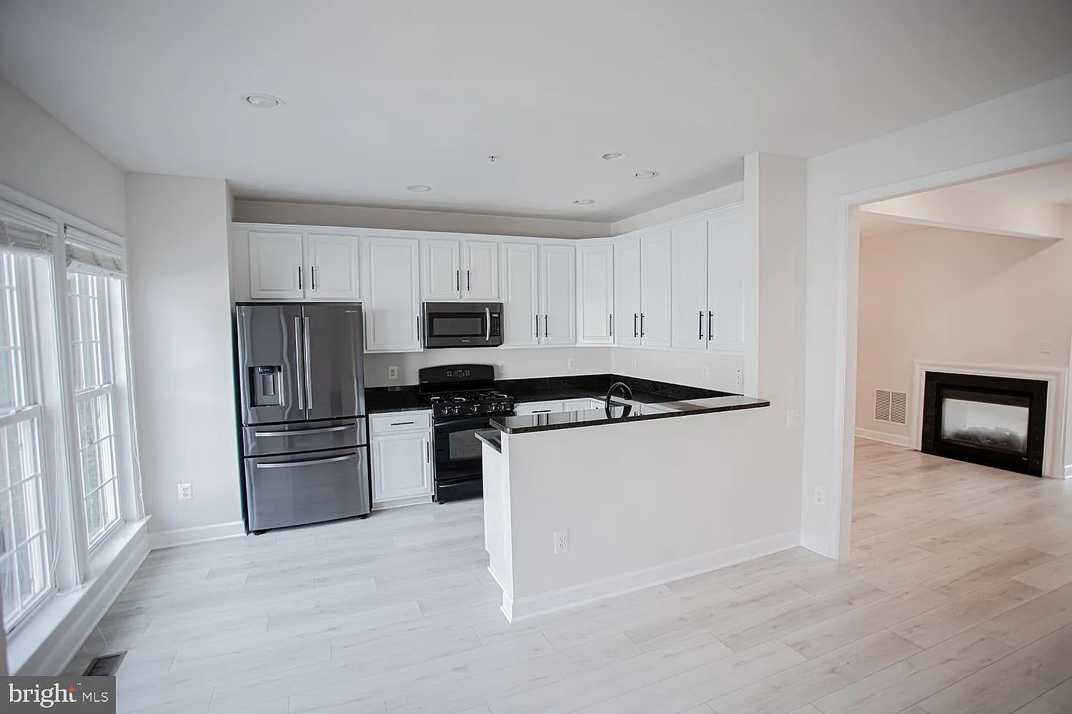 3 bed, 4.0 bath, 2027 sqft, $3,200 — Photo 4
