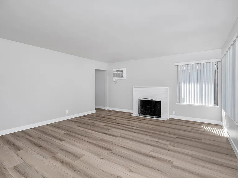 El Camino Duplexes — Photo 8
