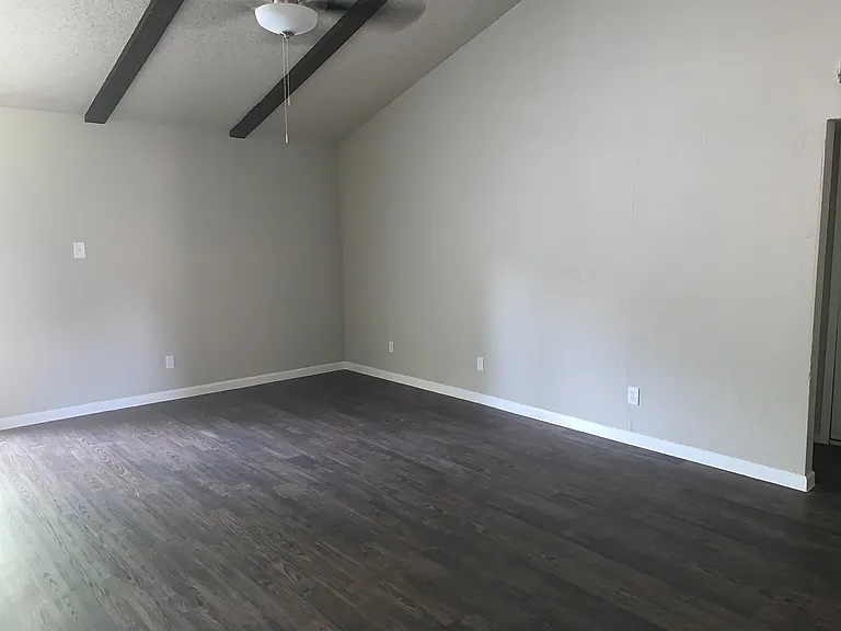 406 E Springdale Ln — Photo 2