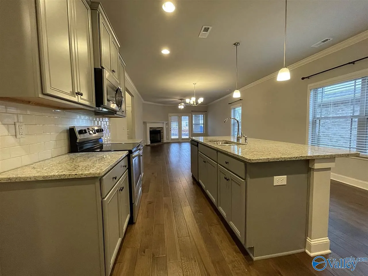 3 bed, 3.0 bath, 2534 sqft, $2,400 — Photo 4