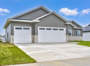 1681 Cottage Ridge Dr, Marion, IA 52302