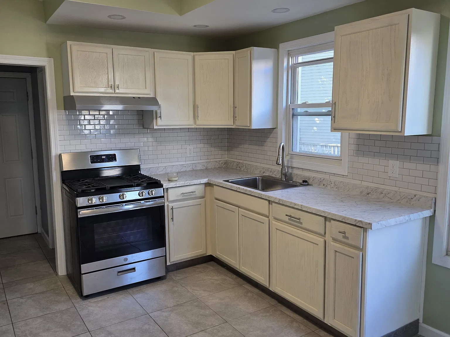 2 bed, 800 sqft, $2,000 — Photo 2