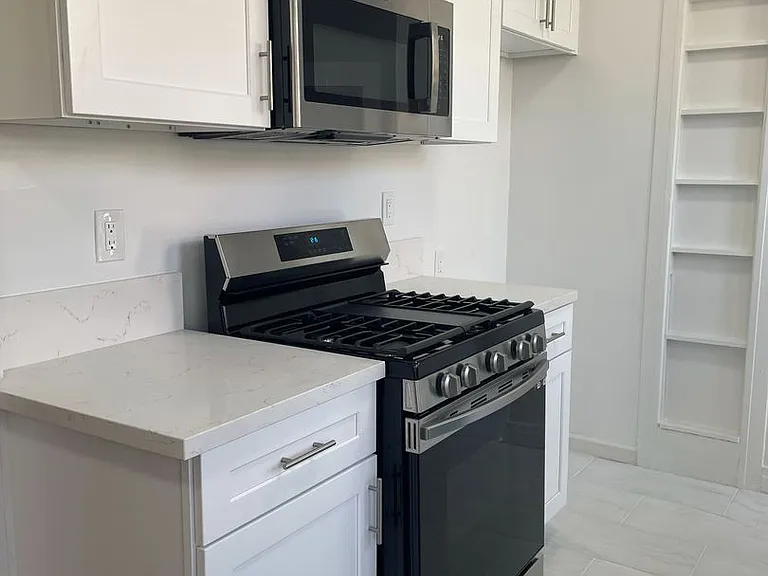 1002 N Sweetzer Ave — Photo 15