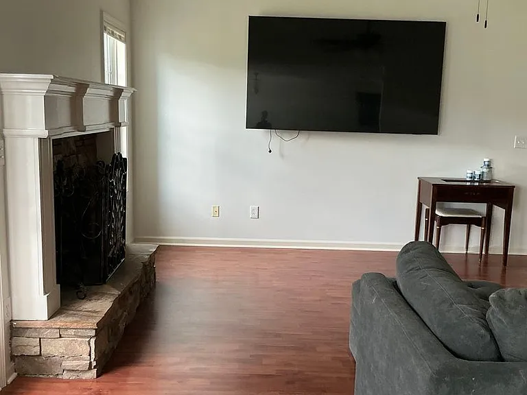 220 Jeremy Dr — Photo 10