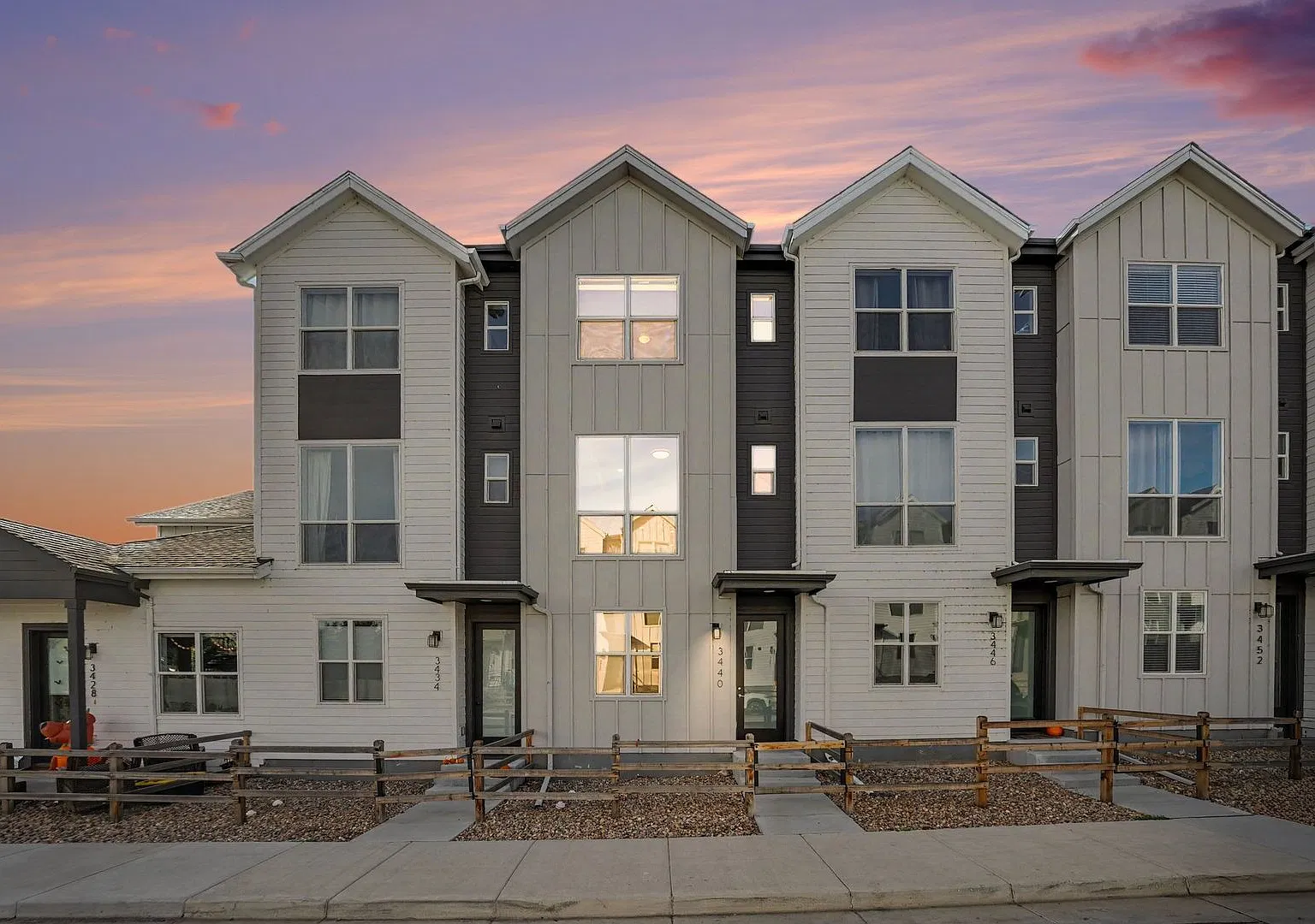 2 BR Townhome w/Bonus Room and Great Lake Views! — Photo 1