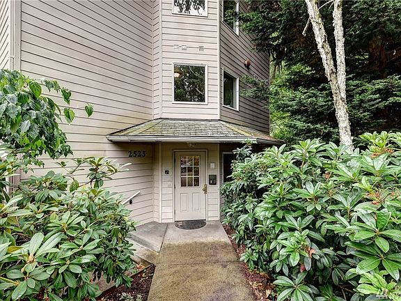 3rd image of 2525 NE 195th St APT 303