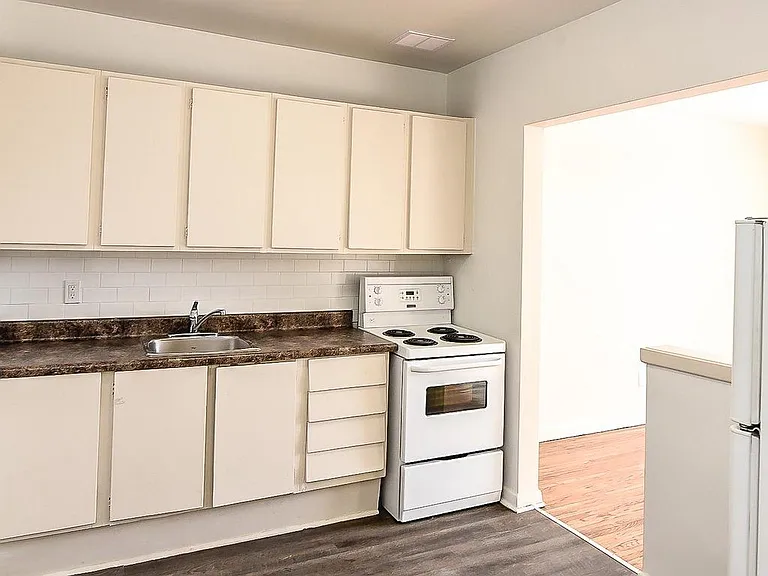 631 Upper James St — Photo 1