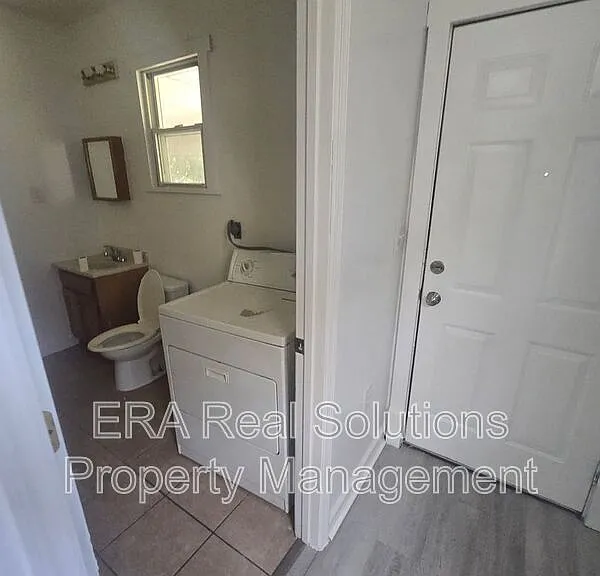 150 S Cypress Ave — Photo 16
