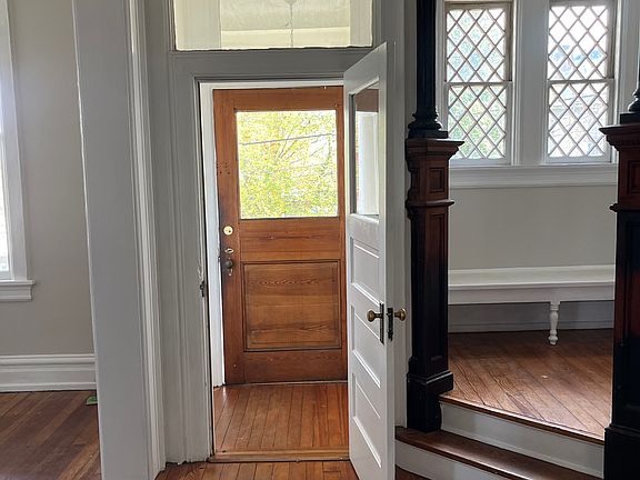 2nd image of 605 Pearl St
