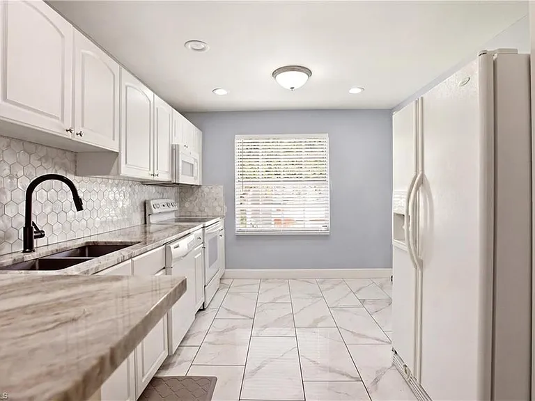 505 Windsor Sq #201 — Photo 17
