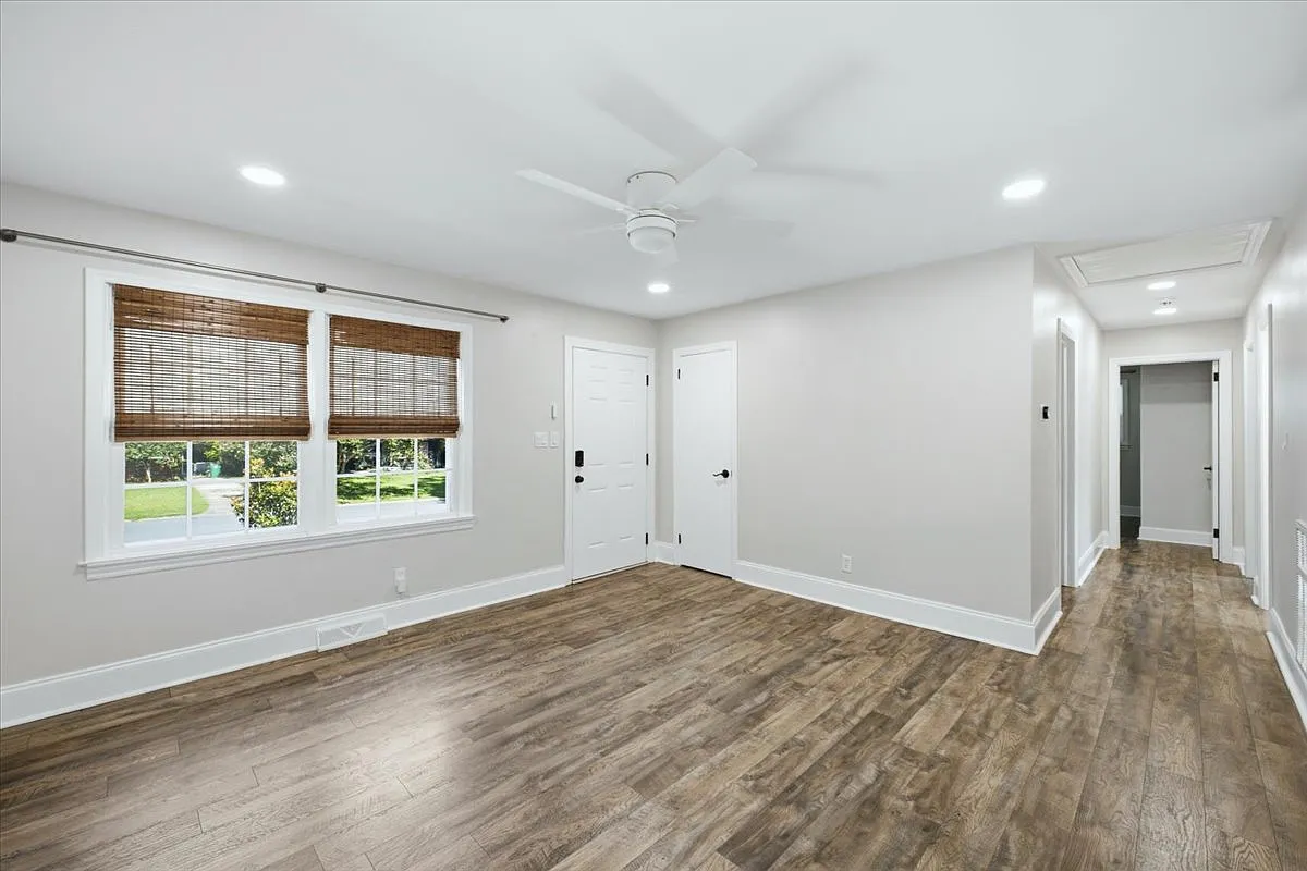 3 bed, 1125 sqft, $2,700 — Photo 2