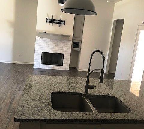 4th image of 10114 Avenue W