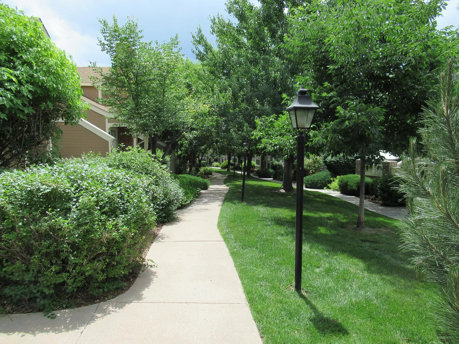 4 bed, 3.5 bath, 1396 sqft, $2,600 — Photo 2