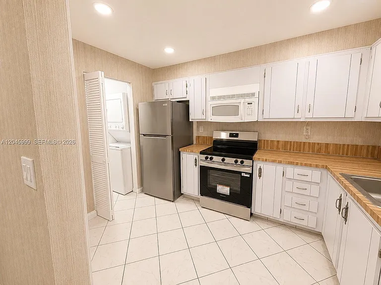 6080 NW 44th St #410 — Photo 14