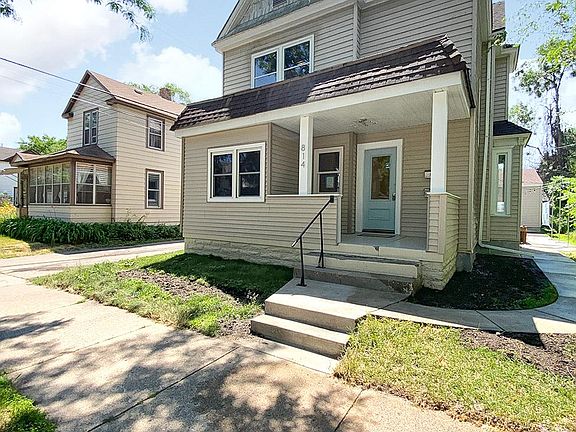 3rd image of 814 26th Ave NE #2