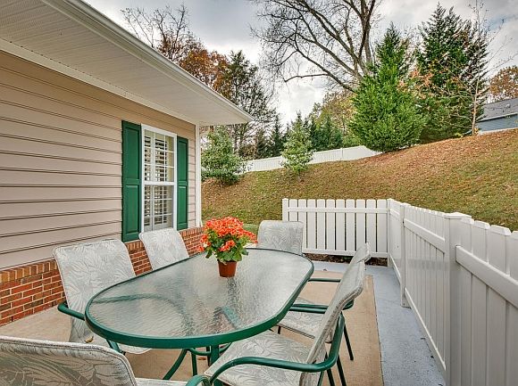1st image of 160 Avonlea Pl