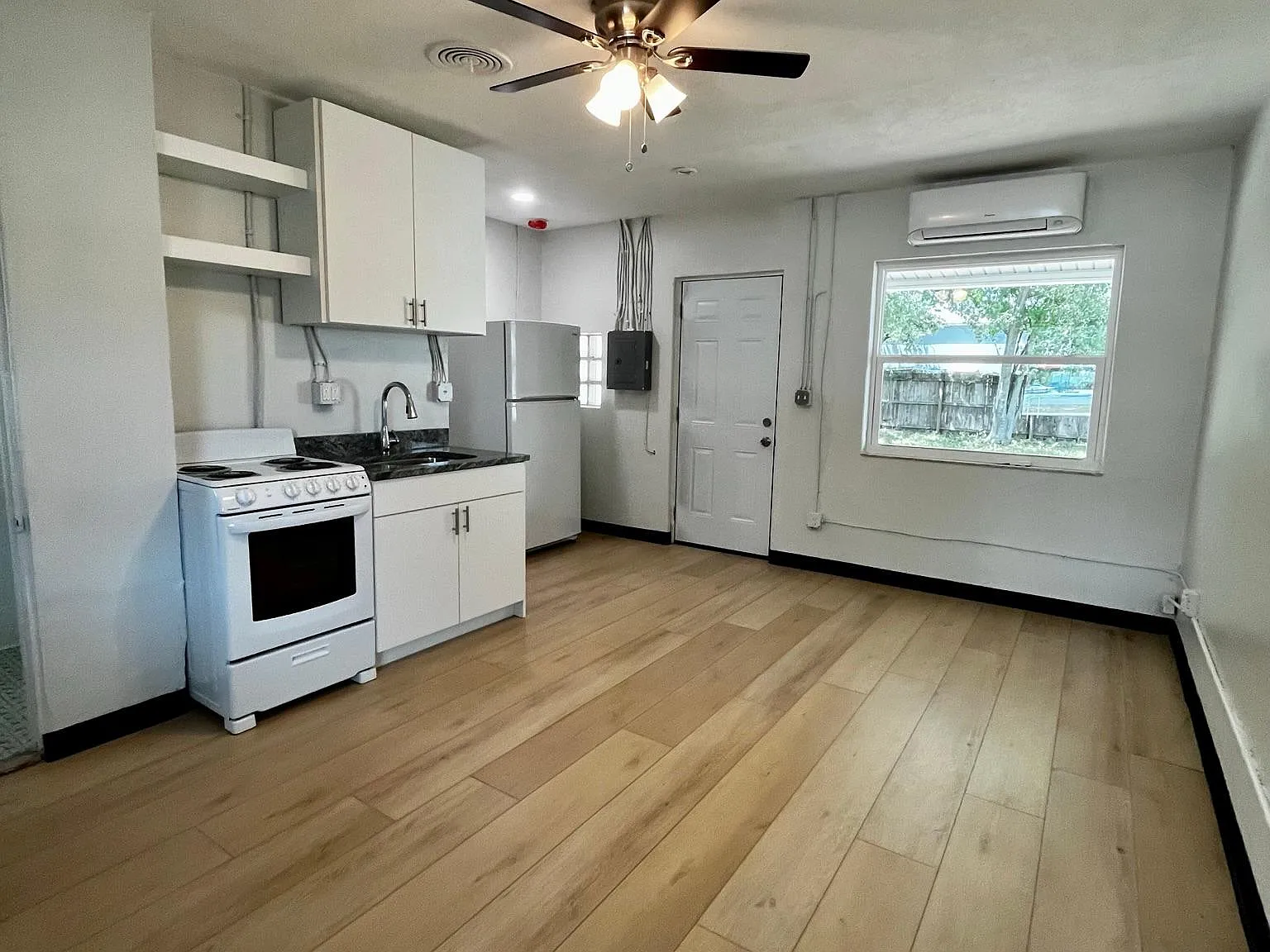 707 Rosery Rd NW — Photo 4