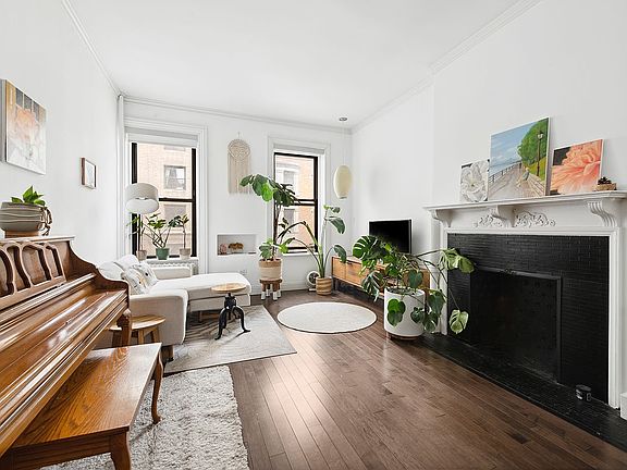 3rd image of 332 W 101st St APT 4F