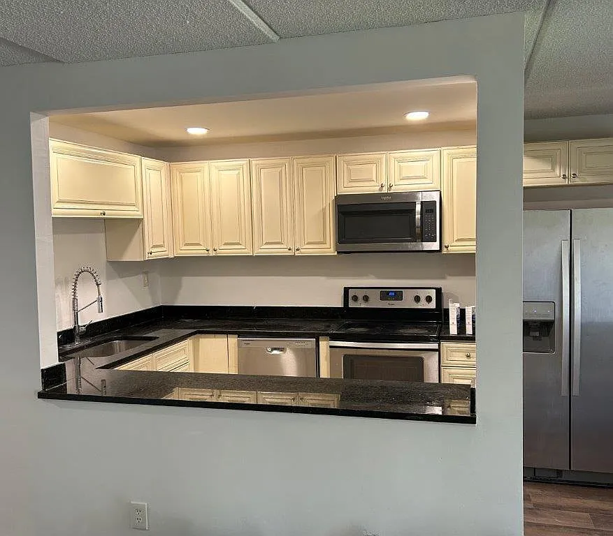 2 bed, 2.0 bath, 921 sqft, $1,900 — Photo 2