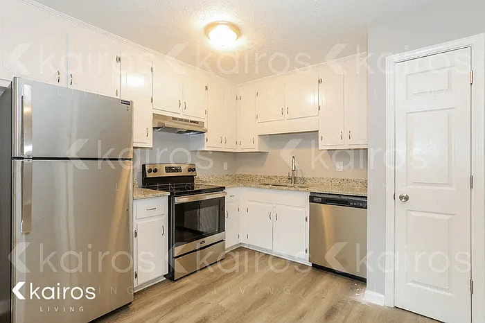 415 Deerpark Dr — Photo 5