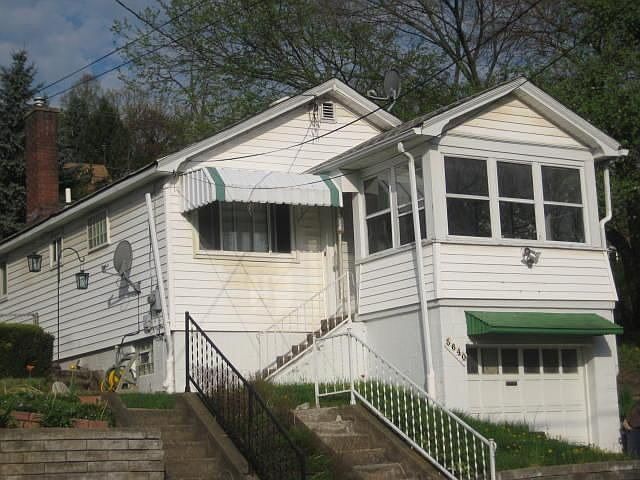Raised Ranch w/lots of curb appeal