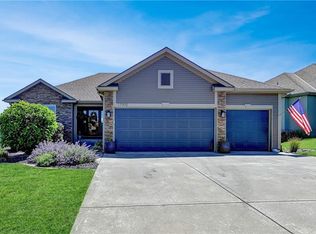 17905 Greyhawk Ridge Dr, Smithville, MO 64089